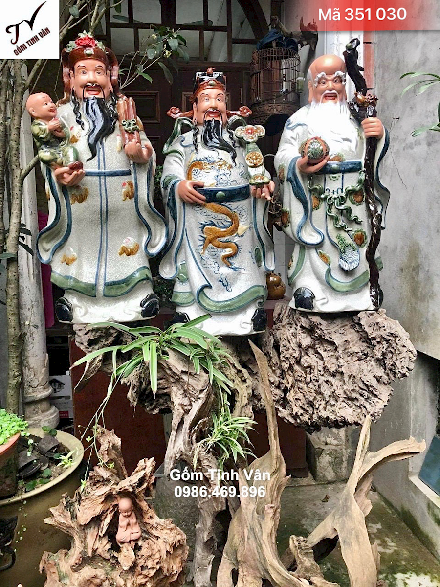 Tượng tam đa phúc lộc thọ men rạn cổ, mã 351030, cao 60 cm, khuôn mặt phúc hậu, hoa văn chạm trổ sắc nét, ý nghĩa phong thuỷ mang tài lộc, hạnh phúc tới mọi gia đình, sứ bát tràng cao cấp