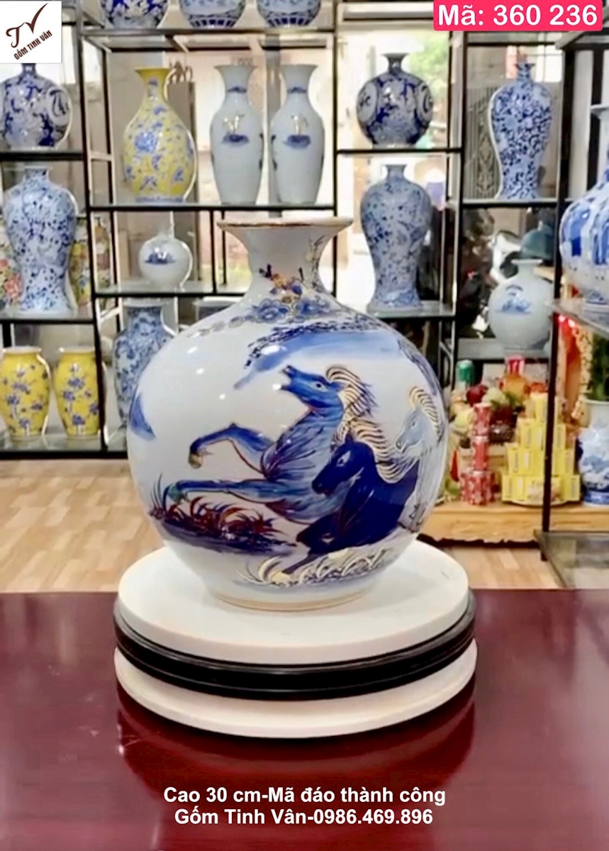 Bình hút tài lộc mã đáo thành công, mã 360236, cao 30 ngang 28 cm, hoa văn vẽ tay tinh xảo, kết hợp vẽ vàng 24k cao cấp, gốm men lam truyền thống, bình gốm phong thuỷ hút lộc bát tràng