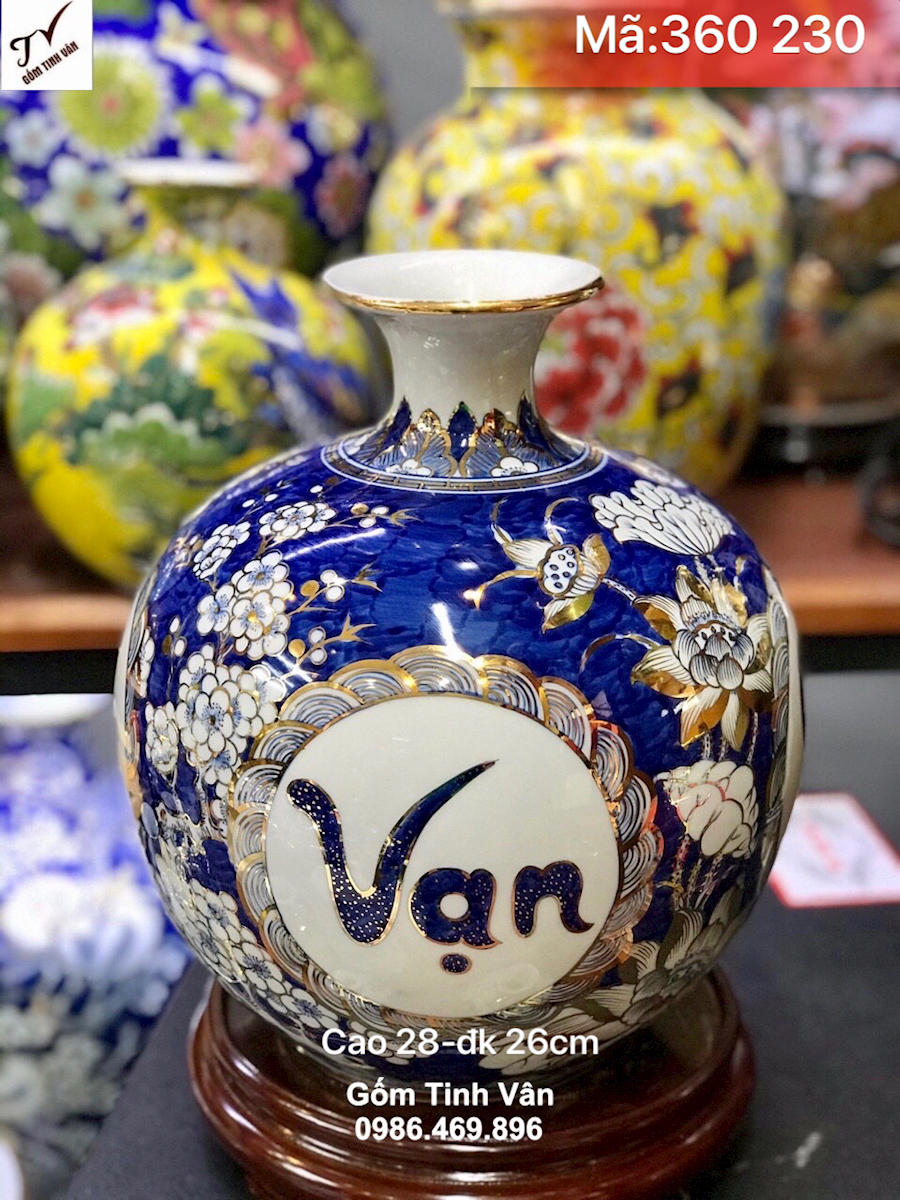 Bình hút tài lộc vạn sự như ý vẽ vàng 24k, mã 360230, cao 28 ngang 26 cm, hoa văn vẽ tay tinh xảo, men xanh lam truyền thống, hoa văn tứ quý, mai lan cúc trúc, bình gốm phong thuỷ gốm bát tràng tinh vân