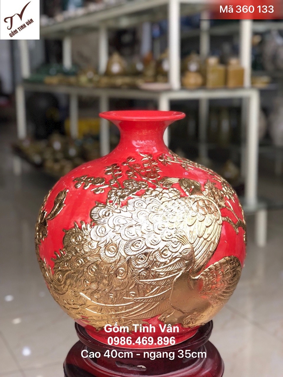 Bình hút tài lộc men đỏ, rát vàng 24k, mã 360133, cao 40 ngang 35 cm, đắp nổi chim công hoa đào, vinh hoa phú quý, gốm bát tràng, tinh vân