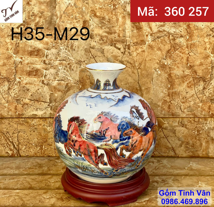 Bình hút tài lộc mã đáo thành công vẽ vàng 24 k cao cấp, cao 35 ngang 29 cm, mã 360257, bình gốm phong thủy hút tài lộc, hoa văn vẽ tay tinh xảo, chân đế gỗ hương sang trọng,  gốm sứ bát tràng tinh vân