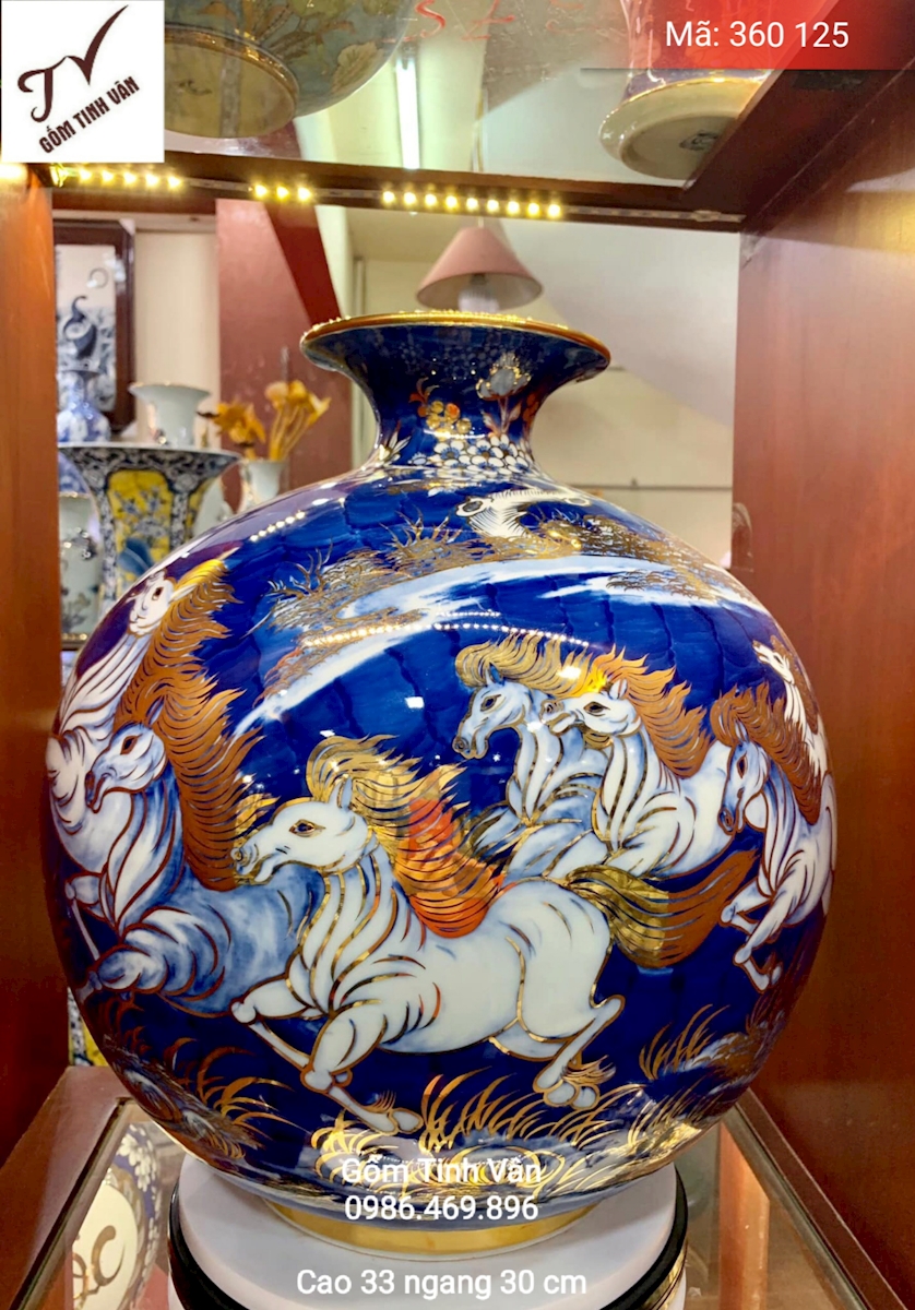 Bình hút tài lộc vẽ vàng 24k, mã 360125, vẽ tay cảnh mã đáo thành công, bát mã truy phong, mang lộc tài, thành công, đến gia chủ, men xanh lam truyền thống, cao 33 ngang 30 cm, gốm sứ bát tràng, tinh vân cao cấp