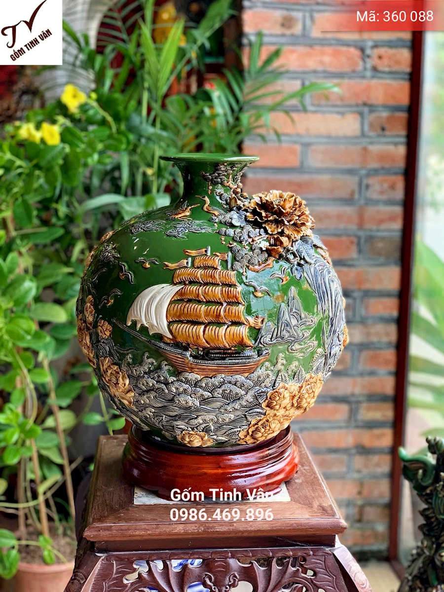 Bình hút tài lộc, mã 360088, cảnh thuận buồm xuôi gió, men xanh lục, hoa văn đắp nổi, mệnh mộc, gốm bát tràng, tinh vân, cao 30-35 cm