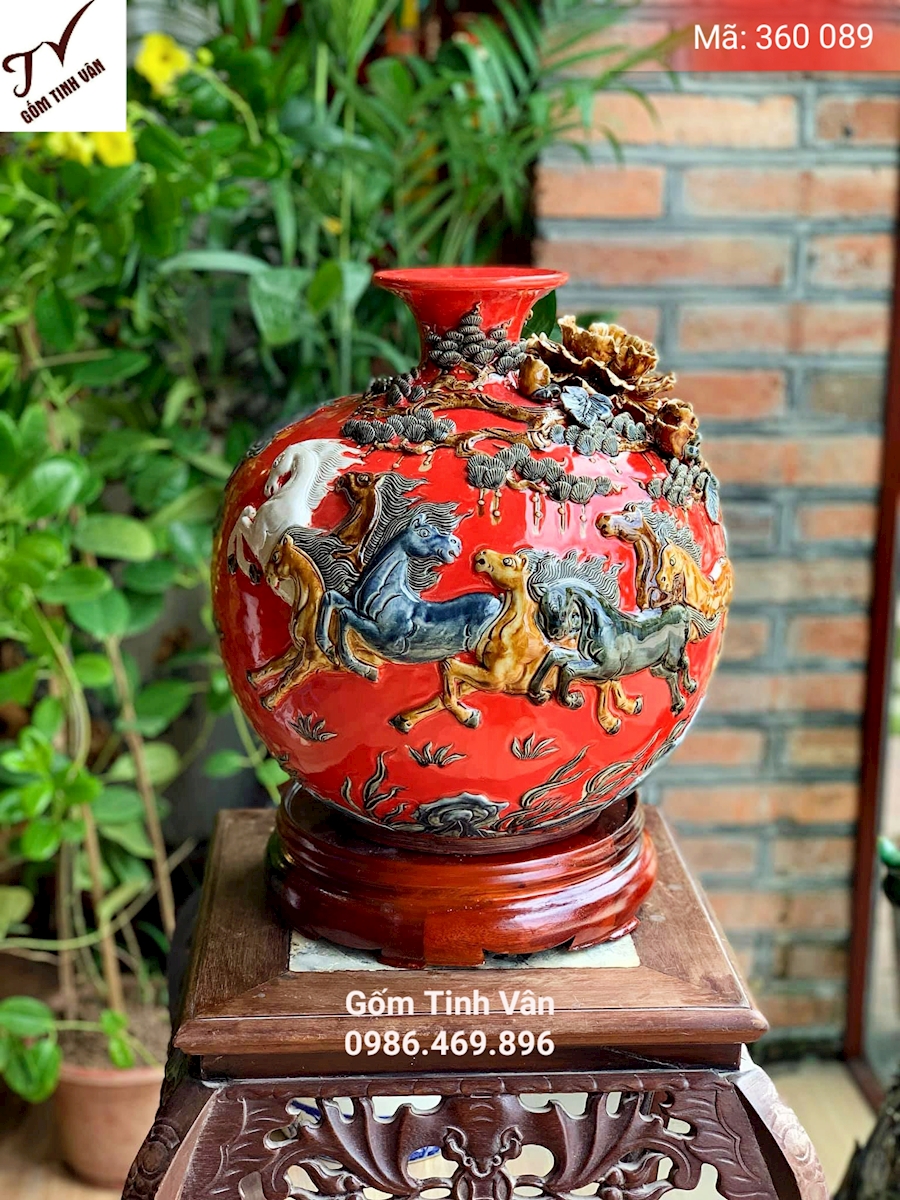 Bình hút tài lộc, mã 360089, cảnh mã đáo thành công, men đỏ, hoa văn đắp nổi, mệnh hoả, gốm bát tràng, tinh vân, cao 30-35 cm