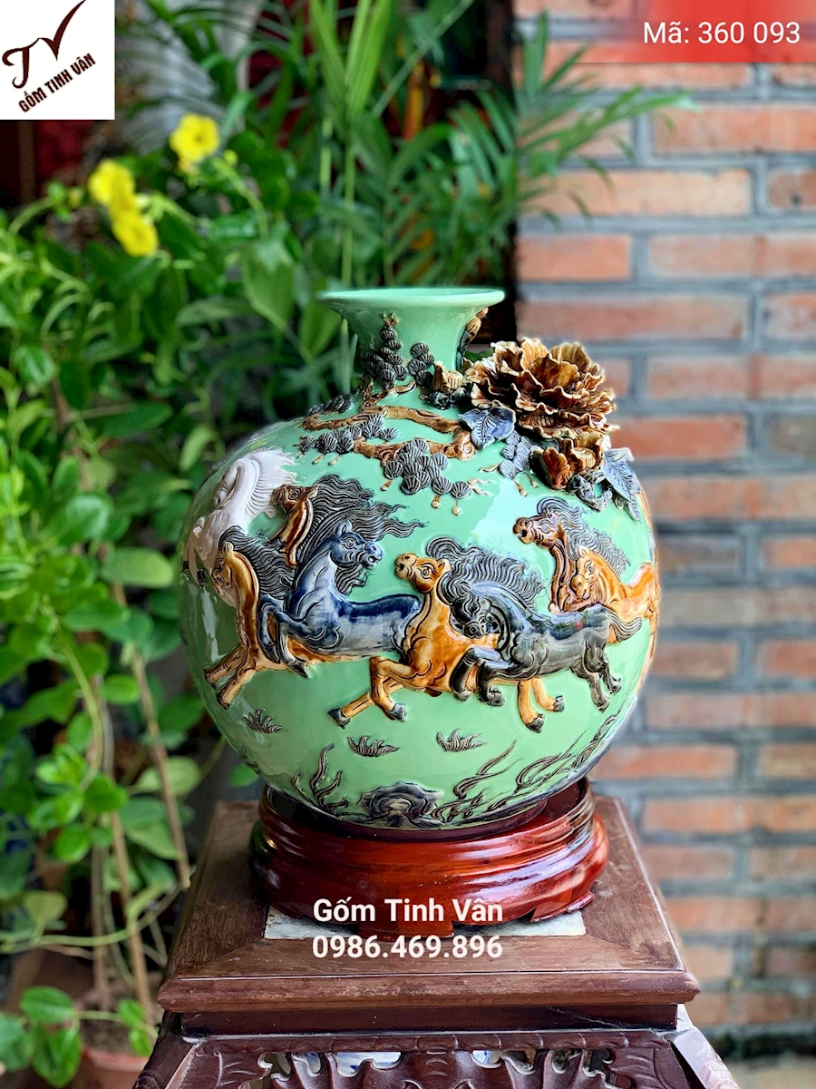 Bình hút tài lộc, mã 360093, cảnh mã đáo thành công, men xanh ngọc, hoa văn đắp nổi, mệnh mộc, gốm bát tràng, tinh vân, cao 30-35 cm