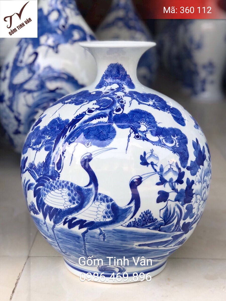 Bình hút tài lộc, mã 360112, hoa văn xanh lam truyền thống, vẽ tay sắc nét, cảnh bách hạc quần tùng cao 30 cm, ngang 28 cm, gốm bát tràng tinh vân