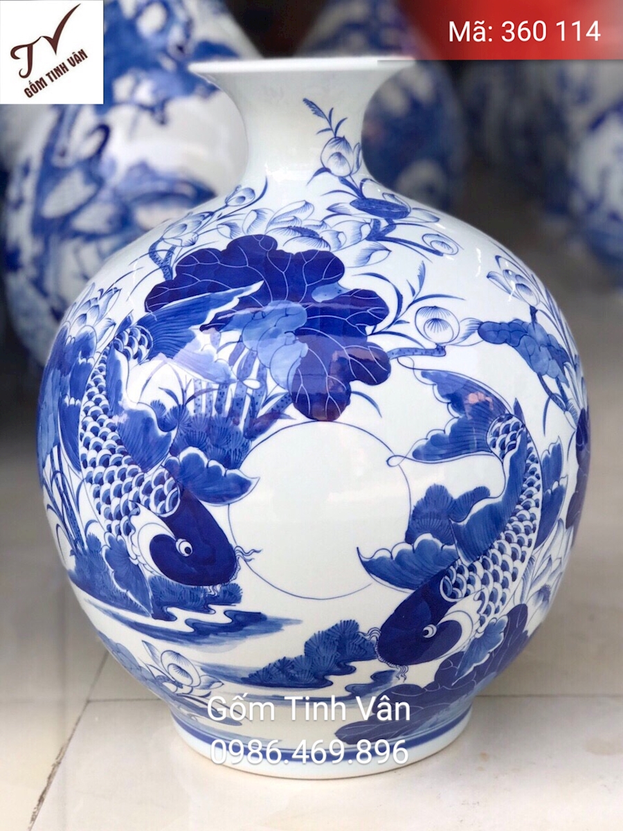 Bình hút tài lộc, mã 360114, hoa văn xanh lam truyền thống, vẽ tay sắc nét, cảnh cá chép hoa sen bình an may mắn cao 30 cm, ngang 28 cm, gốm bát tràng tinh vân