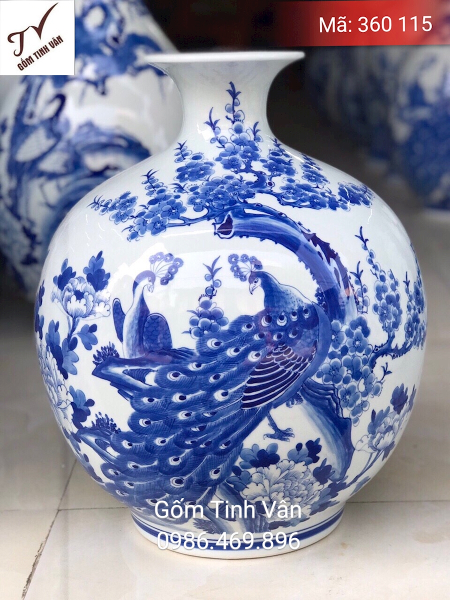 Bình hút tài lộc, mã 360115, hoa văn xanh lam truyền thống, vẽ tay sắc nét, cảnh chim công hoa đào vinh hoa phú quý cao 30 cm, ngang 28 cm, gốm bát tràng tinh vân