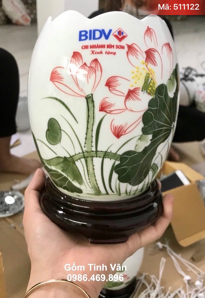 Đèn xông tinh dầu điện in logo, mã 511122, men trắng vẽ hoa sen hồng, chân đế gỗ, cao 15 x đk 10 cm, quà tặng gốm sứ sang trọng, cao cấp, giá báo trên 100 chiếc