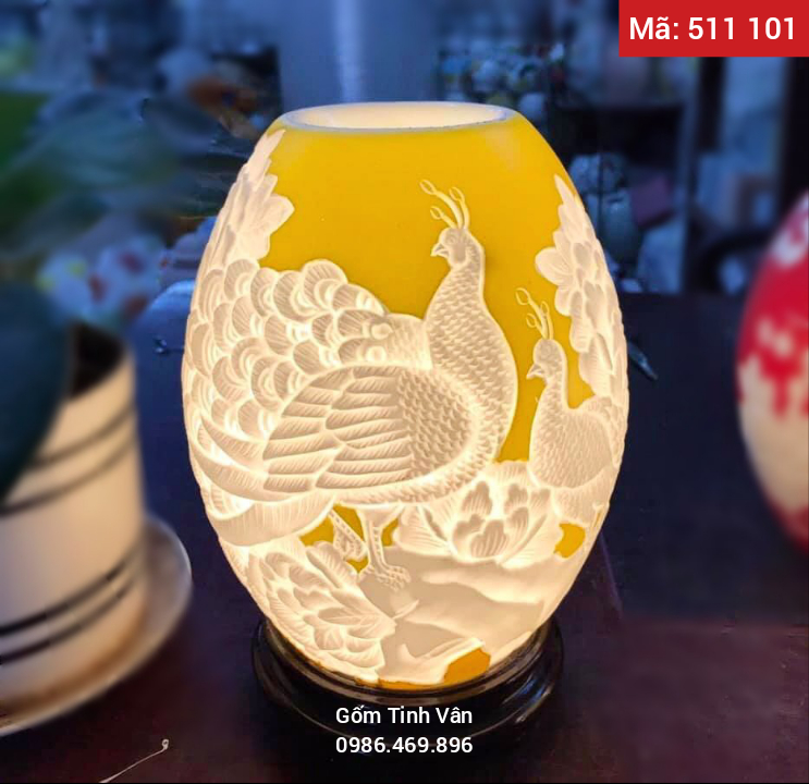 Đèn xông tinh dầu điện, mã 511101, hoa văn chạm khắc, chim công hoa sen nền vàng, cao 24 cm, gốm bát tràng, tinh vân