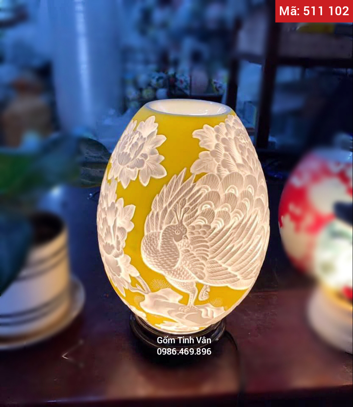 Đèn xông tinh dầu điện, mã 511102, hoa văn chạm khắc, chim công hoa sen nền vàng, cao 24 cm, gốm bát tràng, tinh vân