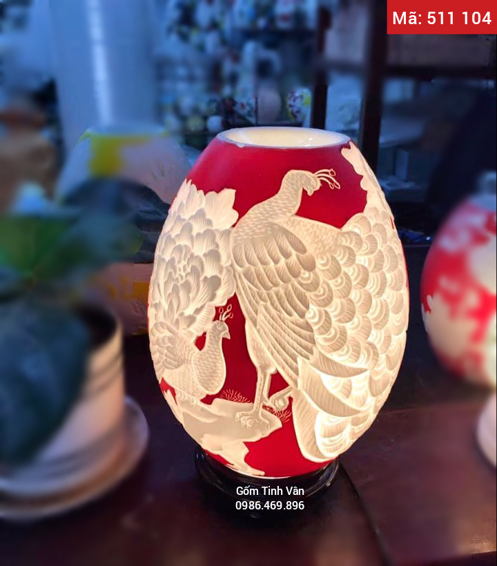 Đèn xông tinh dầu điện, mã 511104, hoa văn chạm khắc, chim công hoa sen nền đỏ, cao 24 cm, gốm bát tràng, tinh vân