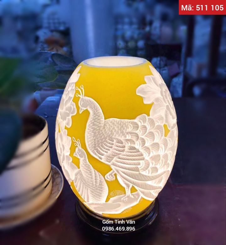 Đèn xông tinh dầu điện, mã 511105, hoa văn chạm khắc, chim công hoa sen nền vàng, cao 24 cm, gốm bát tràng, tinh vân