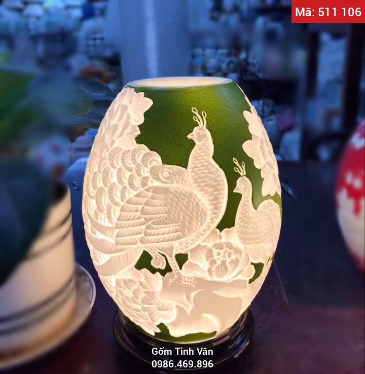 Đèn xông tinh dầu điện, mã 511106, hoa văn chạm khắc, chim công hoa sen nền xanh, cao 24 cm, gốm bát tràng, tinh vân