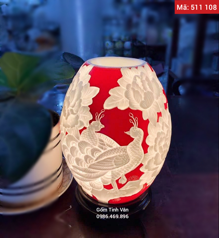 Đèn xông tinh dầu điện, mã 511108, hoa văn chạm khắc, chim công hoa sen nền đỏ, cao 24 cm, gốm bát tràng, tinh vân