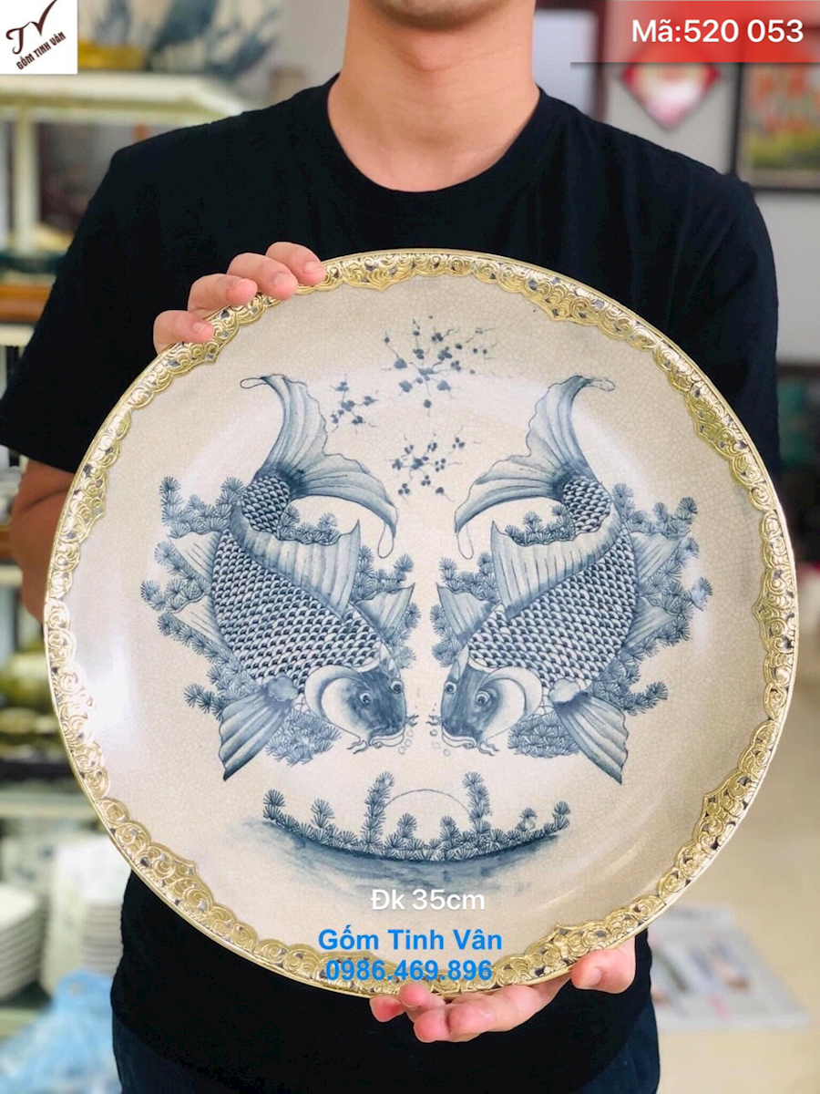 Đĩa cảnh men rạn cổ bọc viền đồng, mã 520053, vẽ tay cảnh lý ngư vọng nguyệt, cá chép trông trăng, hoa văn sắc nét, có chân kê gỗ, đĩa cảnh trưng bày gốm bát tràng cao cấp
