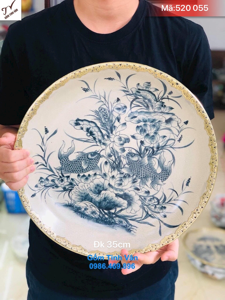 Đĩa cảnh men rạn cổ bọc viền đồng, mã 520055, vẽ tay cảnh cá chép hoa sen, hoa văn sắc nét, có chân kê gỗ, đĩa cảnh trưng bày gốm bát tràng cao cấp