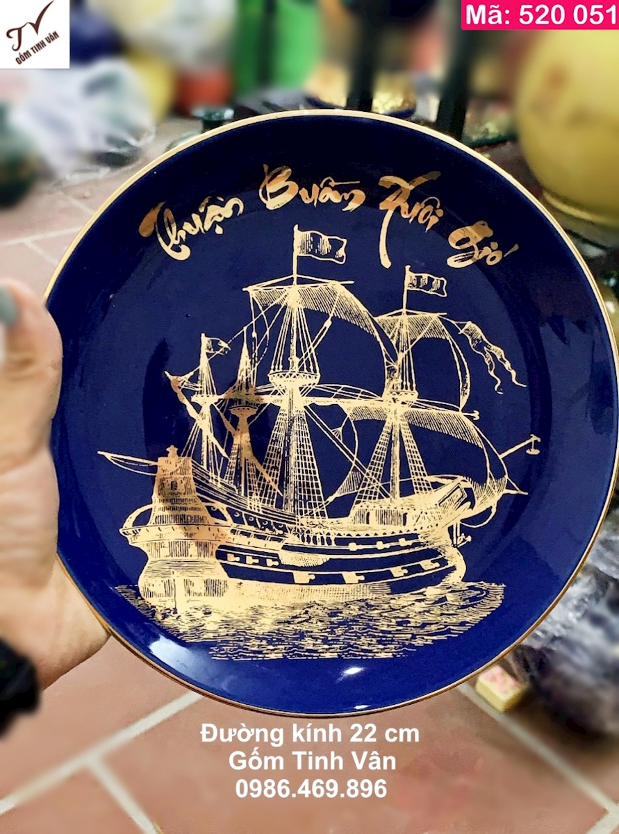 Đĩa cảnh men xanh lam truyền thống, mã 520051, đường kính 22cm, thuận buồm xuôi gió vẽ vàng 24k, trưng bày, quà biếu tặng sang trọng, gốm bát tràng cao cấp