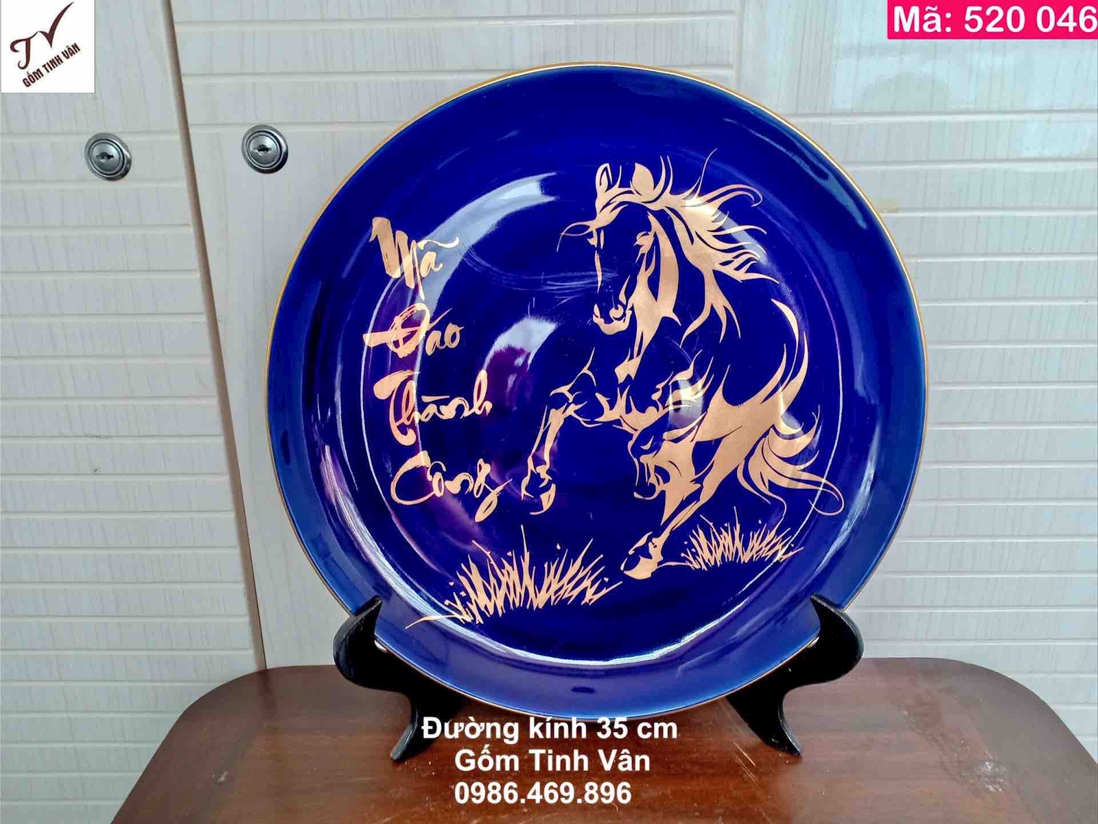 Đĩa cảnh trang trí, mã 520046, men xanh lam truyền thống, vẽ vàng 24k, mã đáo thành công, tặng kèm chân đế gỗ, quà tặng sang trọng, Gốm sứ Bát Tràng Tinh Vân