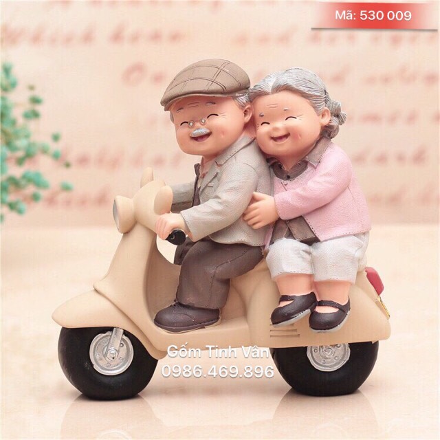Tượng cặp đôi ông bà đi vespa, mã 530009,gốm sứ bát tràng tinh vân