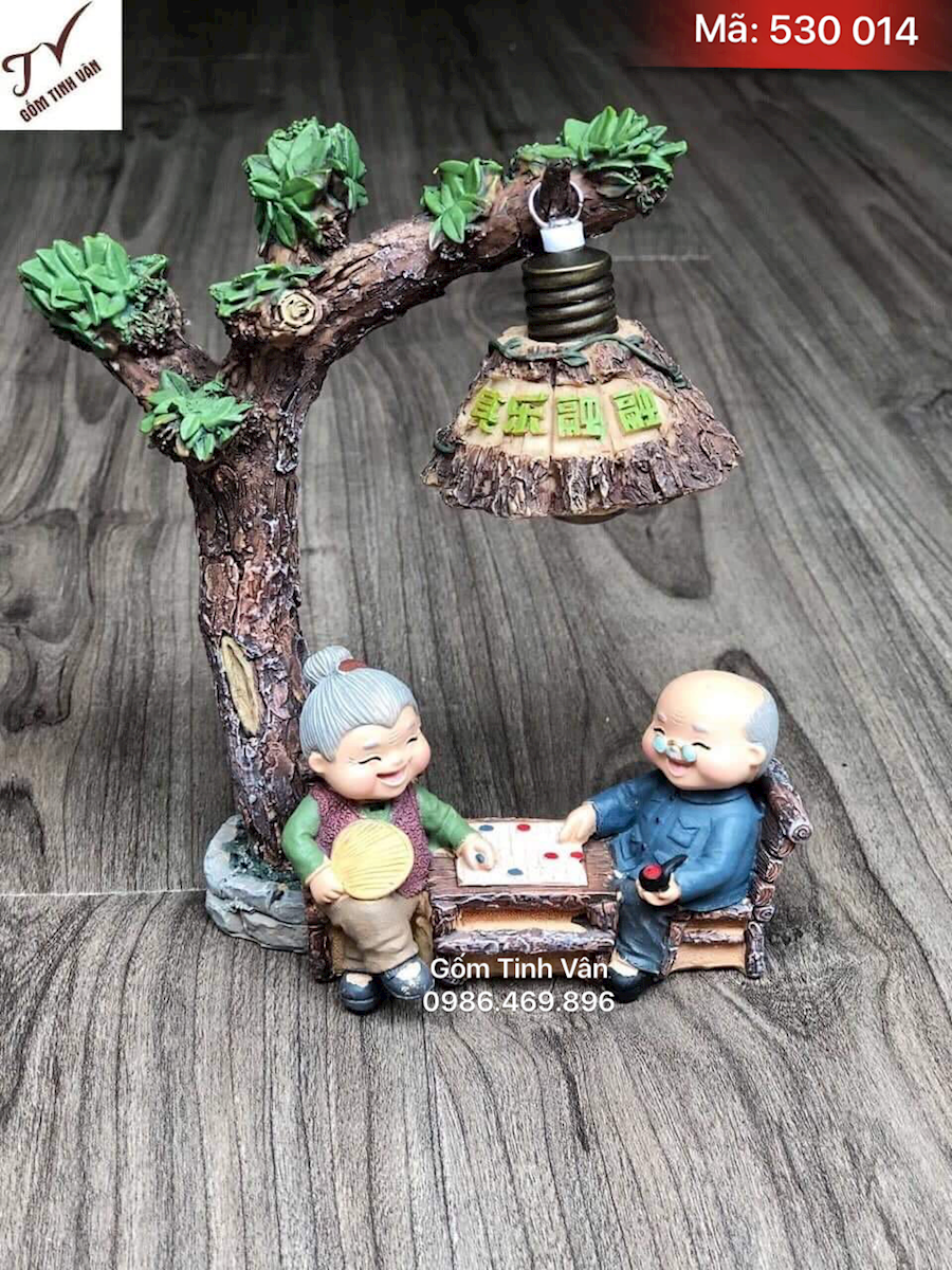 Tượng ông bà đánh cờ ngâm thơ, mã 530014, cao 15 cm, cuộc sống yên bình, vui vẻ, hạnh phúc, gốm tinh vân