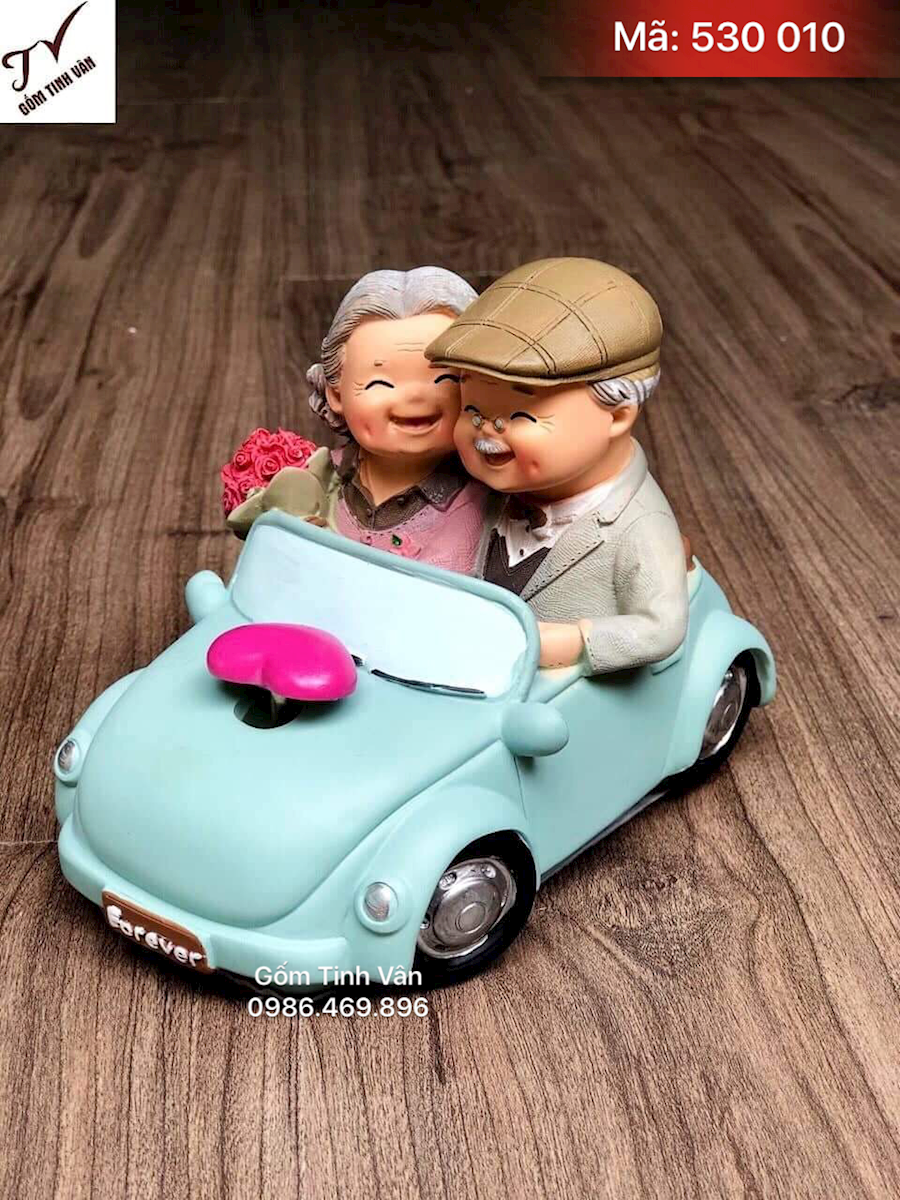 Tượng ông bà lái ô tô, mã 530010, dài 15 rộng 10 cao 12 cm, gốm tinh vân