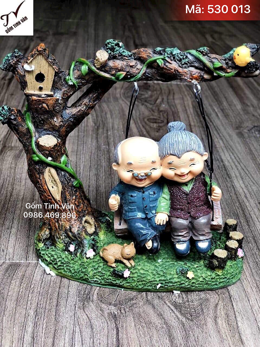Tượng ông bà, mã 530013, ngồi xích đu, ngắm sân vườn, cuộc sống yên bình, hạnh phúc, gốm tinh vân