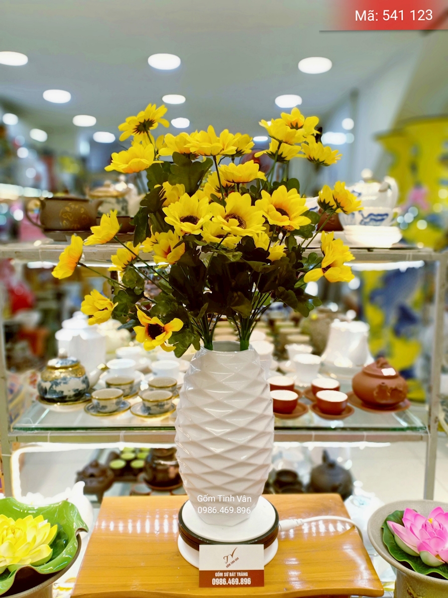 Bình bông nghệ thuật, mã 541123, men trắng, dáng quả trám, miệng khum, cao 25 cm, bông hướng dương vàng, gốm bát tràng, tinh vân