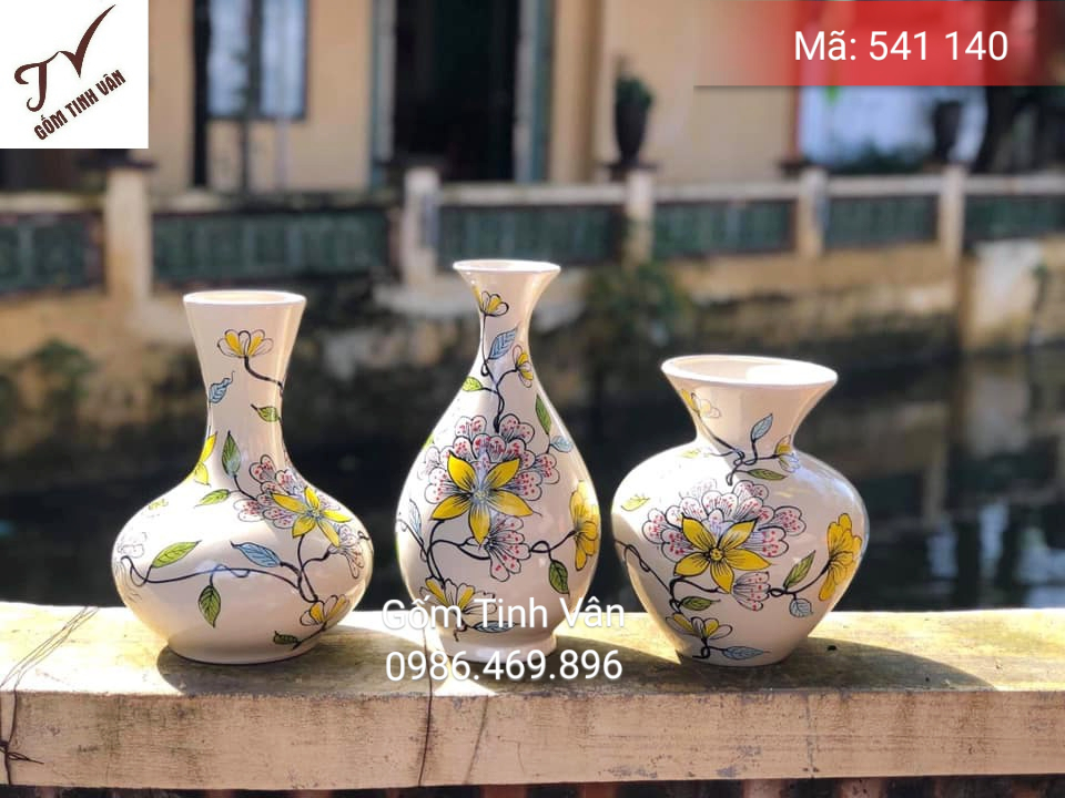 Bộ 3 bình bông, mã 541140, vẽ hoa vàng 5 cánh phối thêm những chiếc lá nhỏ xinh trên cành hoặc bay phất phới, cao 25-30 cm, hoa văn vẽ tay tỉ mỉ, sang trọng, gốm bát tràng, tinh vân