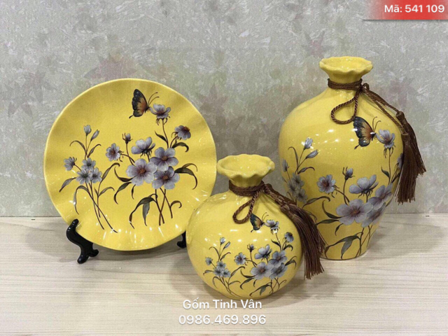 Bộ 3 bình hoa và đĩa nghệ thuật, mã 541109, men vàng vẽ hoa và bướm, gốm sứ bát tràng tinh vân
