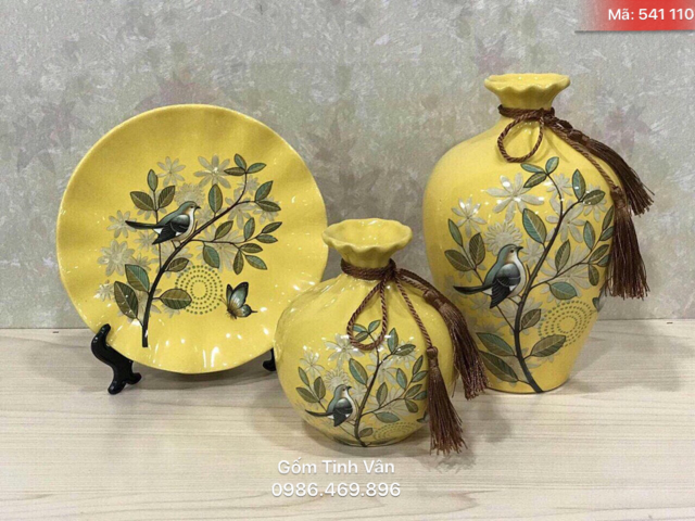 Bộ 3 bình hoa và đĩa nghệ thuật, mã 541110, men vàng vẽ hoa, chim, bướm, gốm sứ bát tràng tinh vân
