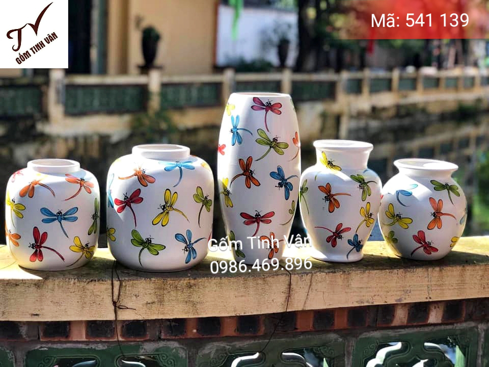 Bộ 5 bình bông, mã 541139, vẽ chuồn chuồn ngũ sac bay phất phới trên nền trắng tạo sự độc đáo, mới lạ, cao 25-30 cm, hoa văn vẽ tay tỉ mỉ, sang trọng, gốm bát tràng, tinh vân