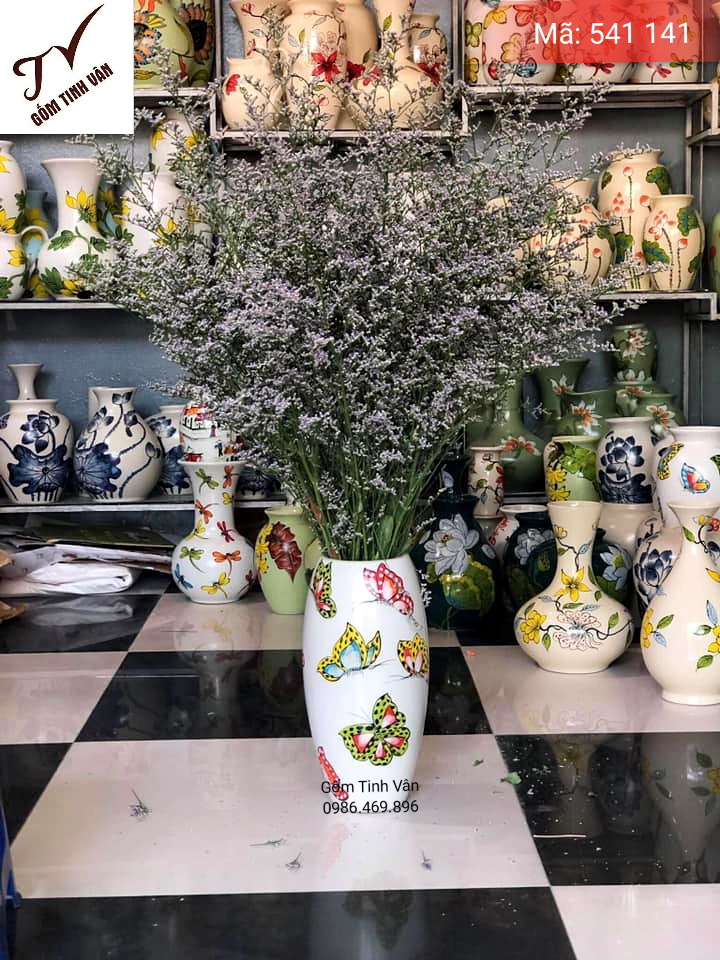 Lọ hoa trắng, mã 541141, vẽ bươm bướm ngũ sắc bay ngẫu nhiên trên nền trắng của lọ hoa, cao 25-30 cm, hoa văn vẽ tay tỉ mỉ, sang trọng, gốm bát tràng, tinh vân