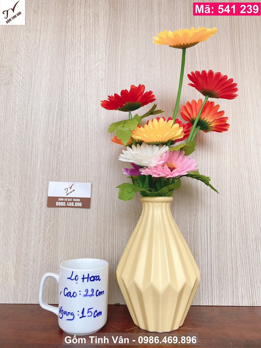 Lọ hoa nghệ thuật dáng vát, mã 541239, men vàng, cao 22 cm, trưng bông, gốm sứ bát tràng tinh vân