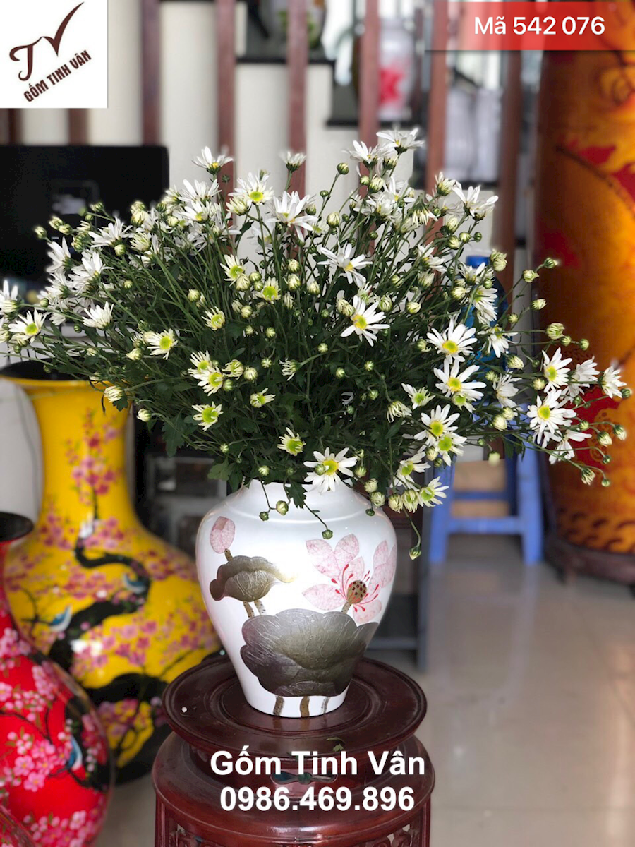 Lọ hoa gốm sơn mài, mã 542077, sơn trắng, sen hồng lá bạc, dáng bầu tròn, cao 30 cm, gốm bát tràng tinh vân