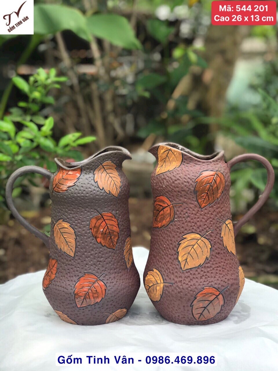 1 chiếc bình bông nghệ thuật, lọ hoa, bình gốm trang trí, trưng bày, mã 544201, dáng bình sữa có quai, cao 26 x 13 cm, gốm sứ nâu đen chạm khắc lá phong mùa thu, gốm vuốt tay mộc mạc, gốm bát tràng tinh vân