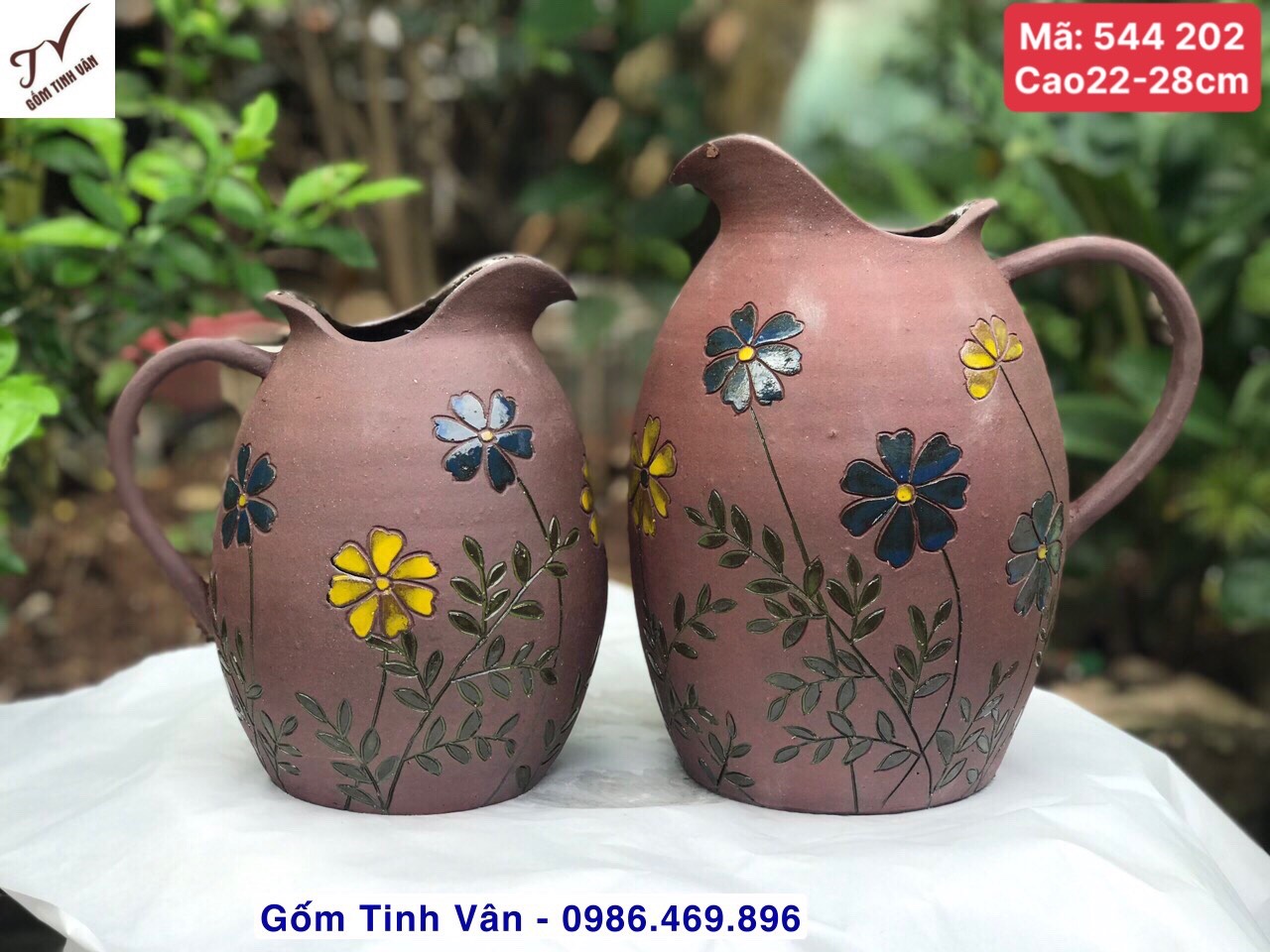 1 chiếc bình bông nghệ thuật, lọ hoa, bình gốm trang trí, trưng bày, mã 544202, dáng bình sữa có quai, cao 22-28 cm, gốm sứ nâu đen chạm khắc vườn hoa nổi 3D, gốm vuốt tay mộc mạc, gốm bát tràng tinh vân