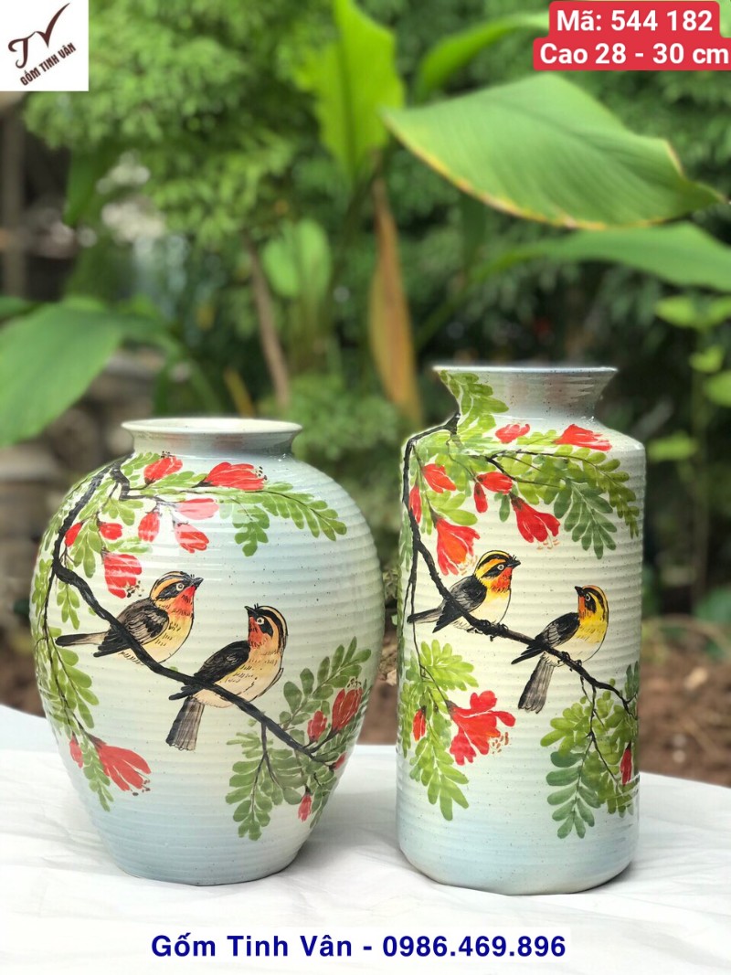 1 chiếc bình gốm nghệ thuật, mã 544182, dáng tròn cao 28 ngang 18 cm, dáng ống thon cao 30 ngang 15 cm, vuốt tay thủ công, hoa văn nhẹ nhàng tinh tế, cảnh đôi chim đậu trên cành cây mùa thu, gốm bát tràng tinh vân