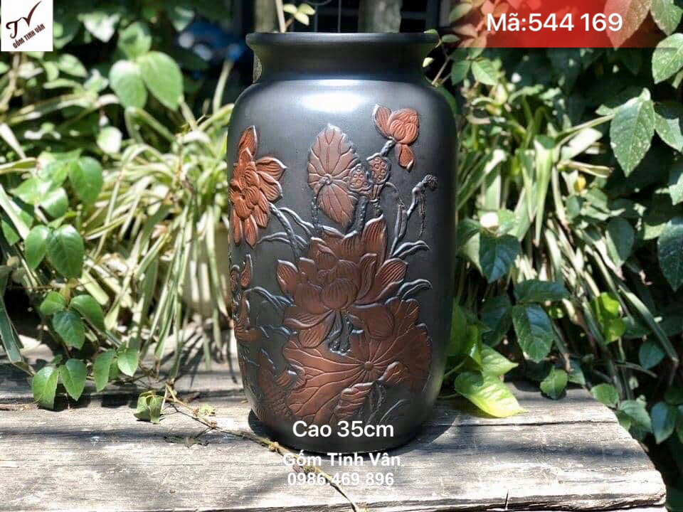 Bình gốm cắm sen siêu đẹp, cao 35 cm, mã 544169, chum gốm tử sa nâu đen, hoa sen chạm nổi, chất gốm mộc mạc làm nổi bật hoa sen khi cắm, lọ hoa trang trí gốm bát tràng tinh vân