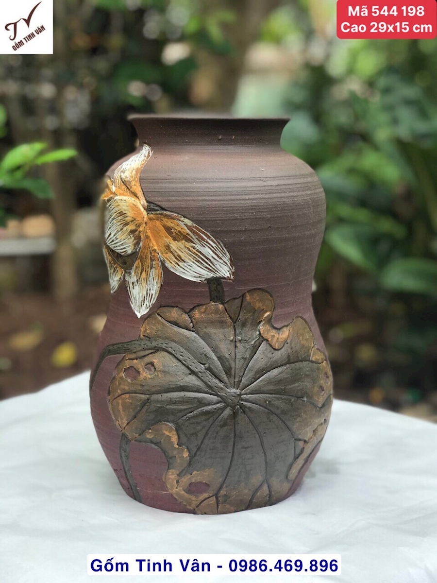 Bình gốm nghệ thuật, lọ cắm hoa, bình bông, mã 544198, cao 29 x 15 cm, gốm sứ nâu đen chạm khắc hoa sen nổi 3D, gốm vuốt tay mộc mạc, gốm bát tràng tinh vân