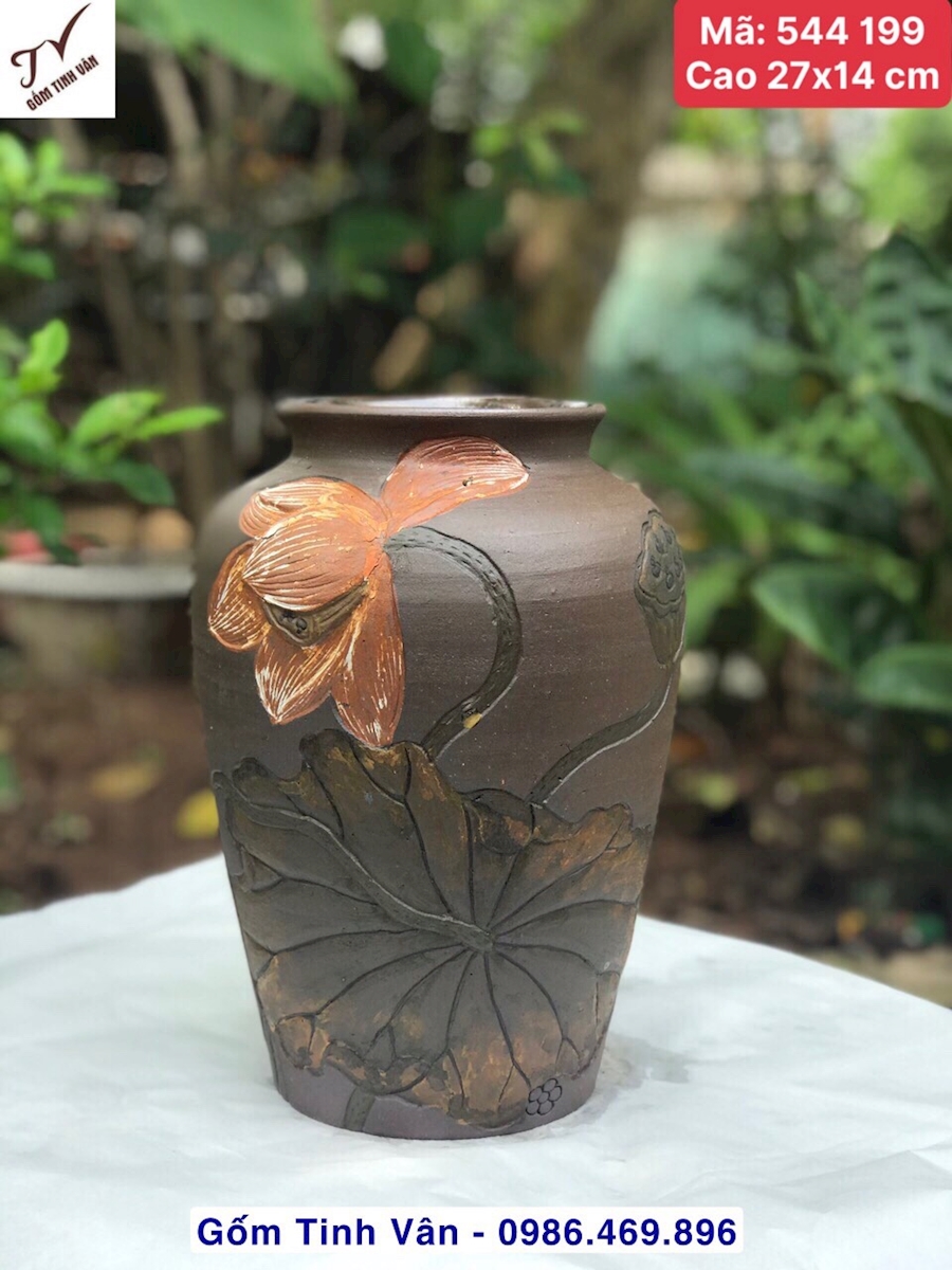 Bình gốm nghệ thuật, lọ cắm hoa, bình bông, mã 544199, cao 27 x 14 cm, gốm sứ nâu đen chạm khắc hoa sen nổi 3D, gốm vuốt tay mộc mạc, gốm bát tràng tinh vân