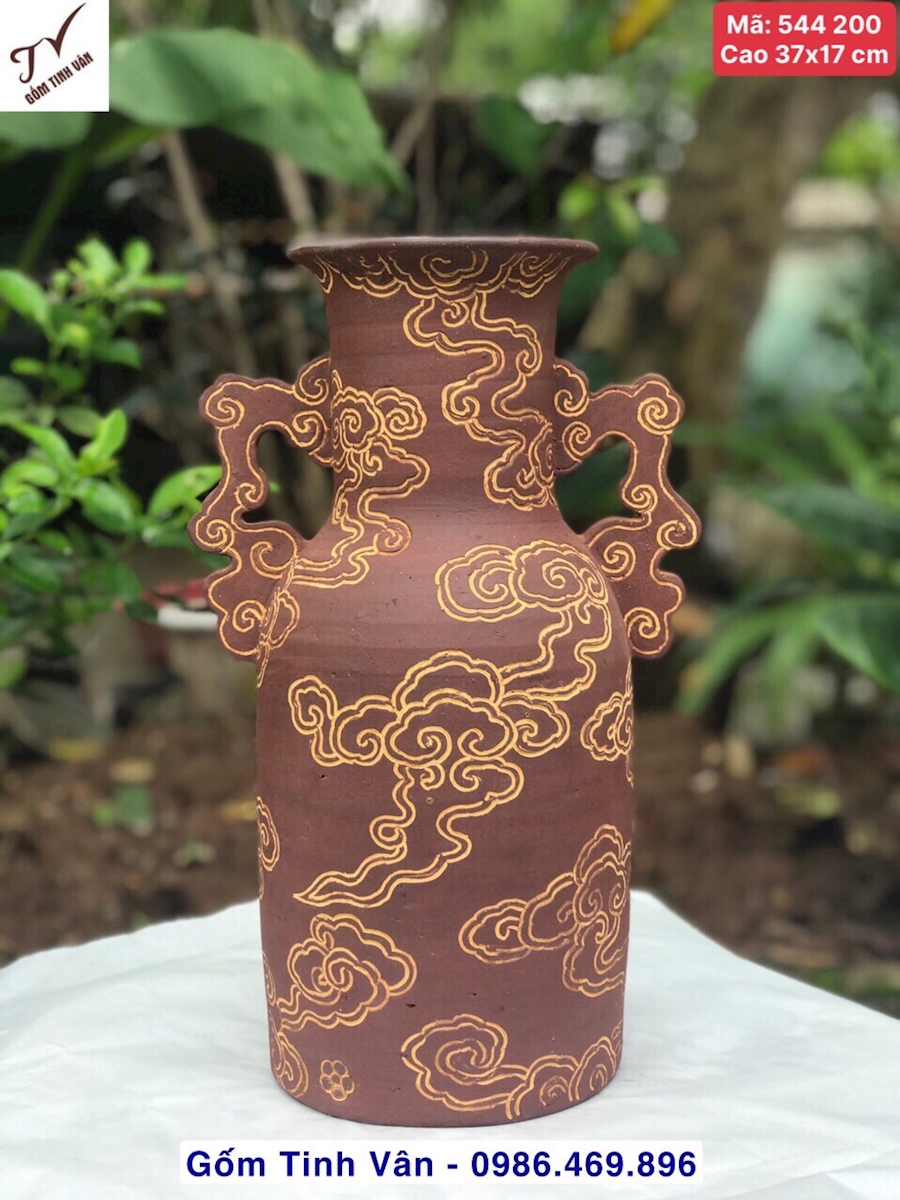 Bình gốm nghệ thuật, lọ cắm hoa, bình bông, mã 544200, cao 35 -> 37 x 17 cm, gốm sứ nâu đen chạm khắc tích tàn vân (mây bay), gốm vuốt tay mộc mạc, gốm bát tràng tinh vân