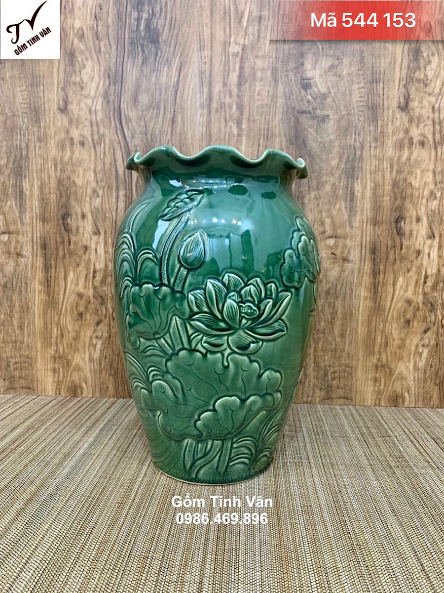 Bình gốm nghệ thuật, mã 544153, miệng lượn sóng mềm mại, hoa sen đắp nổi 3D, cao 28 cm, men xanh ngọc lục bảo, gốm bát tràng cao cấp