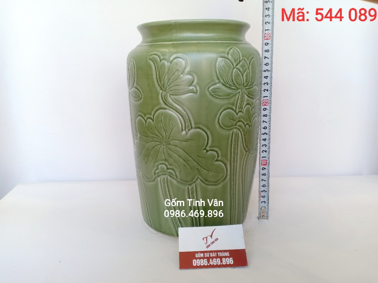 Bình hoa nghệ thuật, mã 544089, men xanh rêu cổ, hoa sen khắc nổi, gốm bát tràng, tinh vân, cao 32 cm