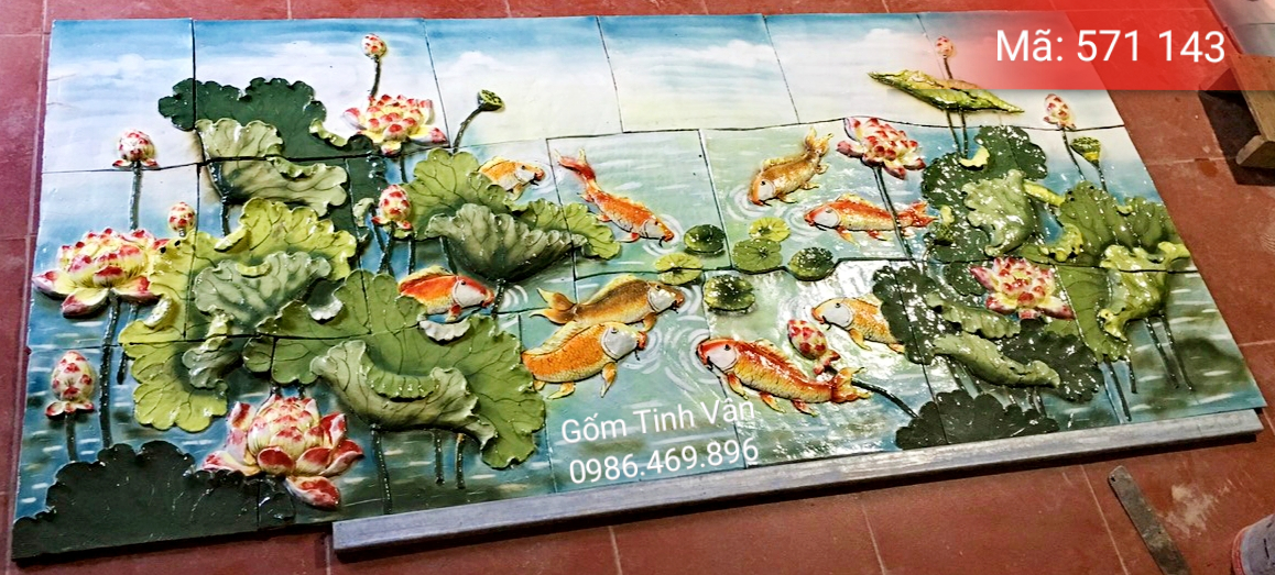 Tranh gốm ghép, đắp nổi 3D, mã 571143, cảnh cá chép bơi lội dưới những búp sen trong làn nước biển trong xanh, tranh ốp dán tường, trang trí sân vườn, cỡ lớn, hoa văn đắp tay theo yêu cầu, gốm sứ bát tràng, tinh vân