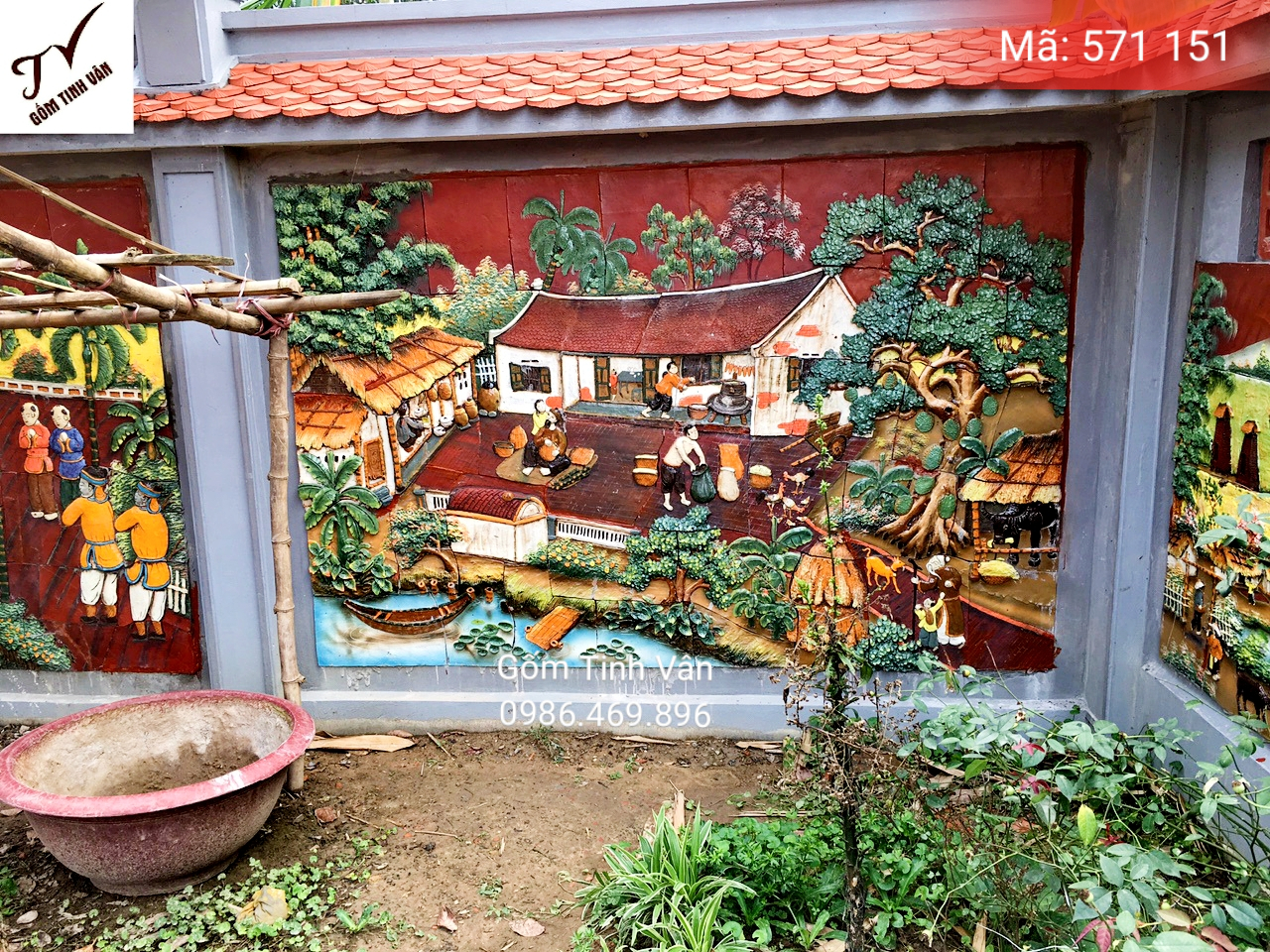 Tranh gốm ghép, đắp nổi 3D, mã 571151, cảnh cuộc sống sum vầy của một gia đình dưới khung cảnh làng quê bình dị, tranh ốp dán tường, trang trí sân vườn, cỡ lớn, hoa văn đắp tay theo yêu cầu, gốm sứ bát tràng, tinh vân