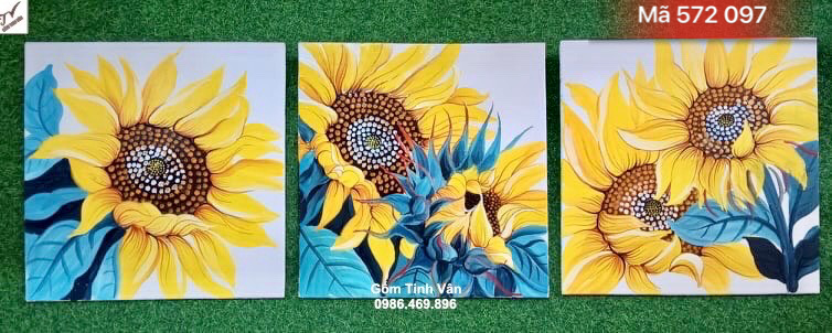 Bộ 3 bức tranh hoa hướng dương, mã 572097, hoa văn vẽ tay mềm mại, kích thước 30x30 cm, sâu cảnh, màu bền vĩnh cửu, phủ men bóng, sạch sẽ dễ lau chùi, tranh sứ gốm bát tràng