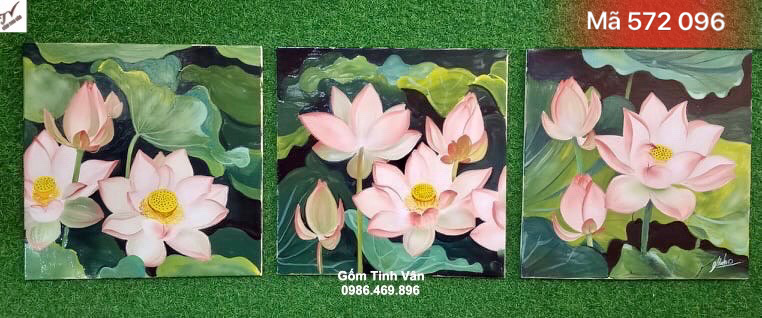 Bộ 3 bức tranh hoa sen, mã 572096, hoa văn vẽ tay mềm mại, kích thước 30x30 cm, sâu cảnh, màu bền vĩnh cửu, phủ men bóng, sạch sẽ dễ lau chùi, tranh sứ gốm bát tràng