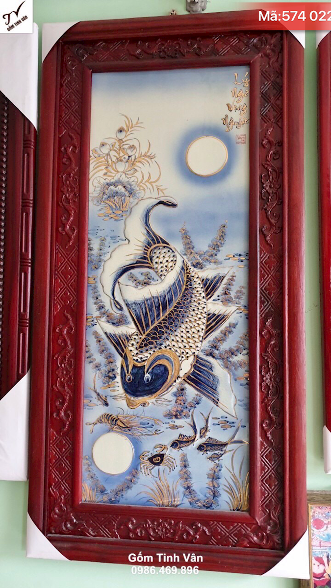 Tranh cá chép trông trăng vẽ vàng 24 k, lý ngư vọng nguyệt, vẽ tay sắc nét, khung gỗ hương chạm trổ hoa văn, kích thước 48x95 cm, tranh lý ngư vẽ vàng 24k gốm bát tràng cao cấp