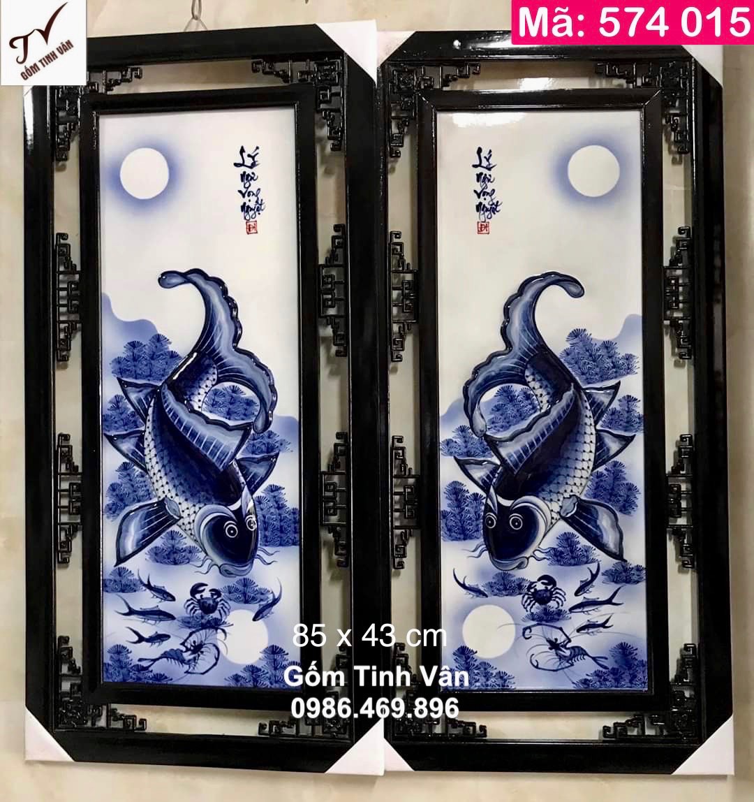 Tranh cá chép trông trăng, mã 574015, cao 85 x rộng 43 cm, hoa văn đắp nổi 3D, men xanh lam truyền thống, tranh lý ngư vọng nguyệt, gốm bát tràng cao cấp